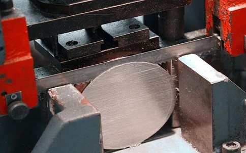 白城造成带锯条牙齿碎裂或折断的几点原因！